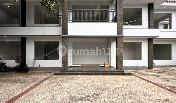 Rumah 2 Lantai Komersial di Menteng Posisi Corner, Baru Renovasi, Lokasi Jalan Besar Dekat ke Thamrin
