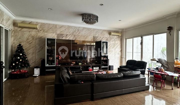 Stepping House in Senayan!! Classic Minimalist With Private Pool, Gate System Location and Super Exclusive Stepping House in Senayan!! Classic Minimalist With Private Pool, Gate System Location and Super Exclusive