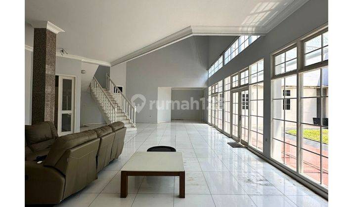 Rumah Senopati 2 Lantai Unfurnished Lokasi Strategis Dengan Swimming Pool 2