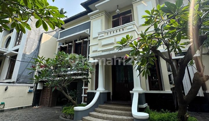 RUMAH MEWAH KLASIK TROPICAL 2 LANTAI, LEGA DAN LUAS BANYAK KAMARNYA, MENTENG, SIAP PAKAI