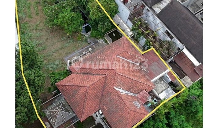 Old House with Land Calculation in South Kemang, Land Area 1780 Sqm, Corner Position with Wide Entrance Road, SHM Status On Hand 2