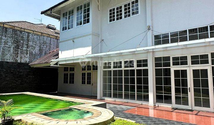 Rumah Senopati 2 Lantai Unfurnished Lokasi Strategis Dengan Swimming Pool 1