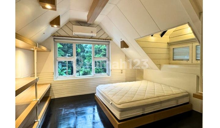 Disewakan Rumah 2 Lantai Tema Tropical Classic Ala Villa di Pondok Indah, Lengkap dengan Balocny Garden 2