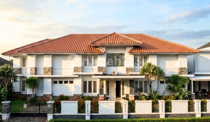 Rumah Mewah Klasik Mediterania di Patra Kuningan, Punya Akses 2 Gerbang, Area Ruang Tamu & Kamar Utama Super Luas dengan Ruang Makan Terpisah Rumah Mewah Klasik Mediterania di Patra Kuningan, Punya Akses 2 Gerbang, Area Ruang Tamu & Kamar Utama Super Luas dengan Ruang Makan Terpisah