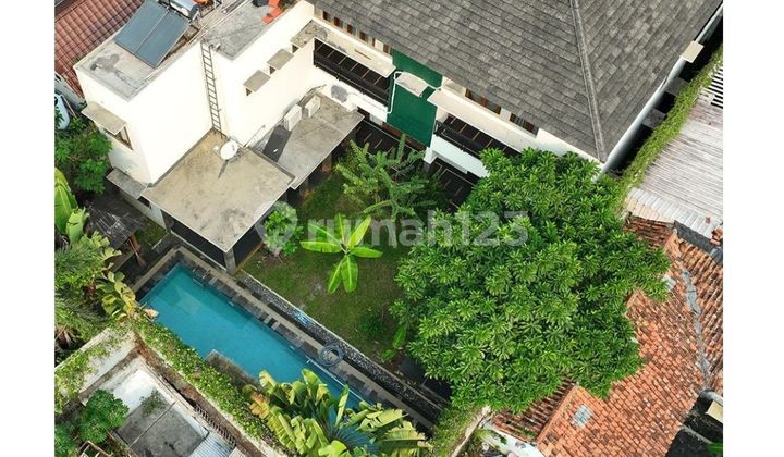 A TWO-STORY ELEGANT HOUSE IN THE MENTENG AREA, LOCATED IN A QUIET NEIGHBORHOOD, WITH A SQUARE-SHAPED LAND COMPLETE WITH A SWIMMING POOL, FRONT AND BACK GARDENS, AND EACH ROOM FEATURES A BALCONY. A TWO-STORY ELEGANT HOUSE IN THE MENTENG AREA, LOCATED IN A QUIET NEIGHBORHOOD, WITH A SQUARE-SHAPED LAND COMPLETE WITH A SWIMMING POOL, FRONT AND BACK GARDENS, AND EACH ROOM FEATURES A BALCONY.