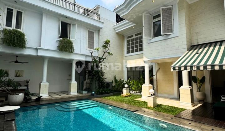 Rumah Modern Classic Pondok Indah, 2 Lantai LT. 422 Sqm dan LB. 650 Sqm, Bangunan Mewah Lengkap Sama Swimming Pool, Kondisi Furnished Terawat dan Siap Huni