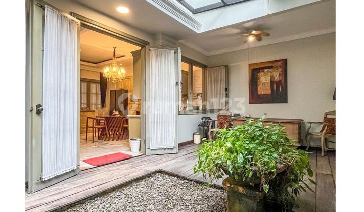 Rumah Klasik Minimalis Kebayoran Lama, Dalam Komplek, Bangunan 2 Lantai Hadap Utara Siap Huni, SHM On Hand 2