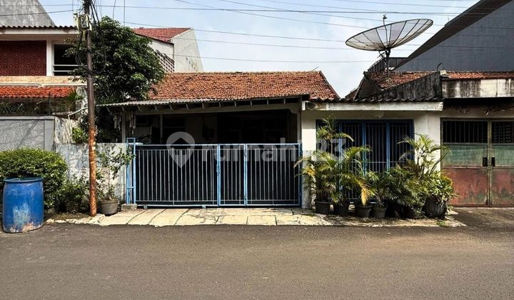 Old House in Senayan Area, North Facing Position, Can Build 3 Floors, Complex Environment Only 3 Minutes to GBK