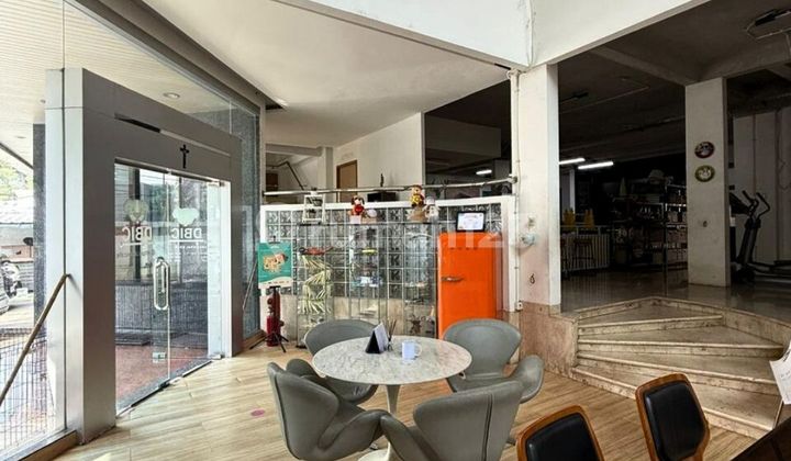 Harga NJOP! Rumah Komersial Kebayoran Baru, Akses di Jalan Utama, Dekat ke Senayan, Sudirman & Blok M Area Cocok untuk Kantor, Showroom & Klinik Kecantikan