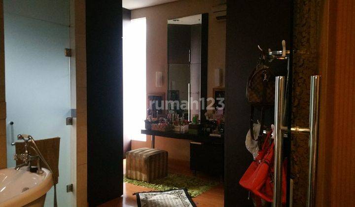 Rumah Mewah Kolam Renang di Boulevard Utama Posisi Premium  2