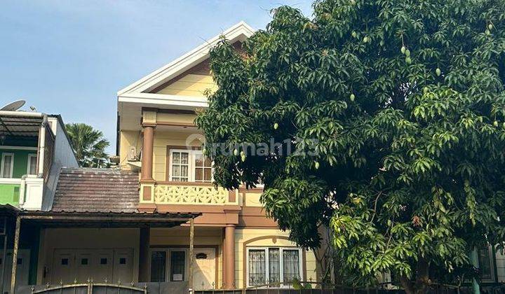 Berlokasi di Boulevard Rumah Besar Dan Asri di Kota Wisata 1