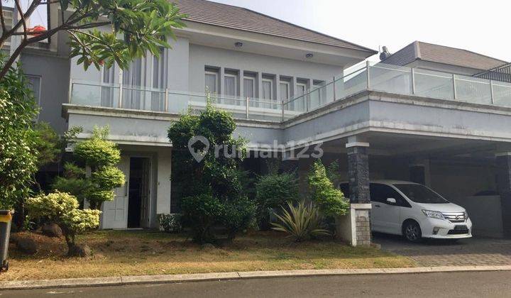 rumah mewah, cantik, interior premium depan Taman di Kota wisata 1