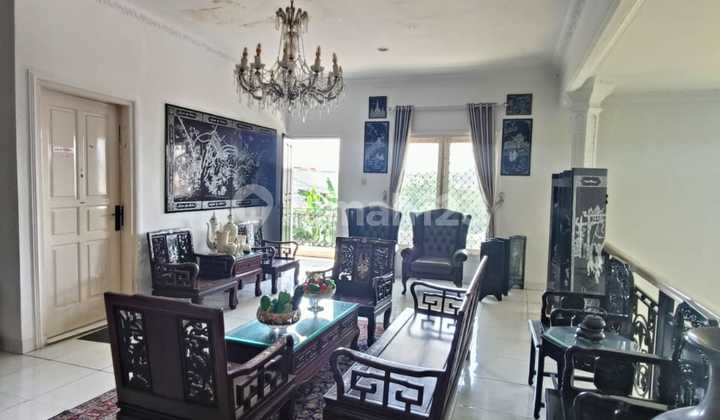 rumah mewah sekali, masih ada lahan kosong luas di belakang dan samping 2