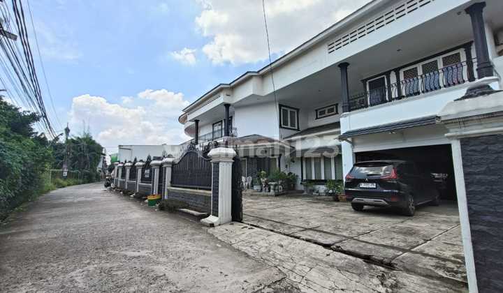 rumah mewah sekali, masih ada lahan kosong luas di belakang dan samping rumah mewah sekali, masih ada lahan kosong luas di belakang dan samping