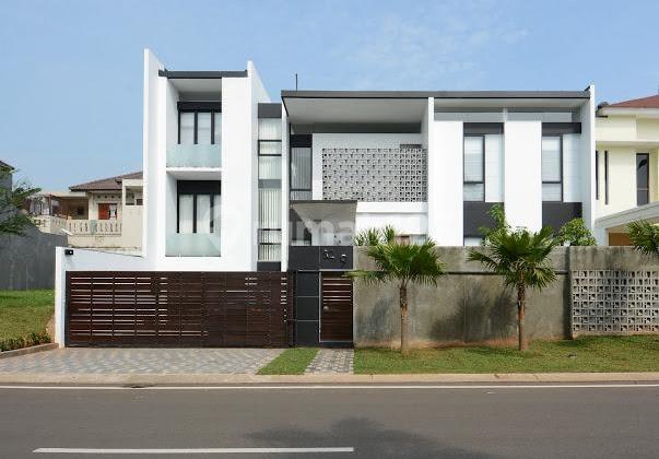 rumah luas mewah sangat bagus siap huni ada kolam renang