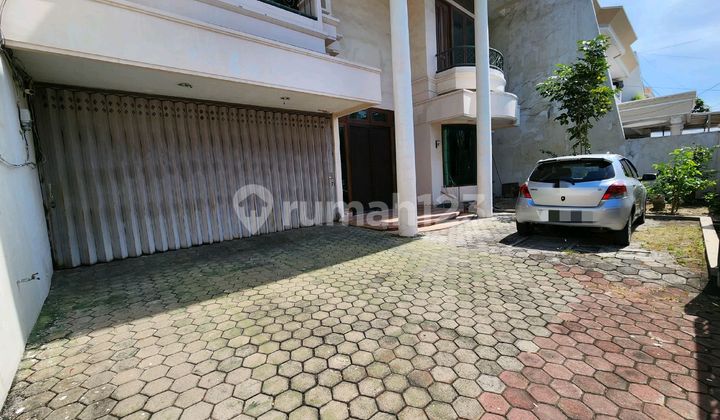Sutorejo Large House on Main Road, 15-Meter Road Row. Certificate of Ownership. Land Area ±450m² Near Mall & Campus. 2