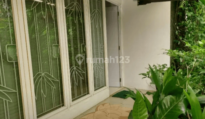 de Latinos Rumah Hoek Taman dengan 3View Ada Private Pool 12M 2