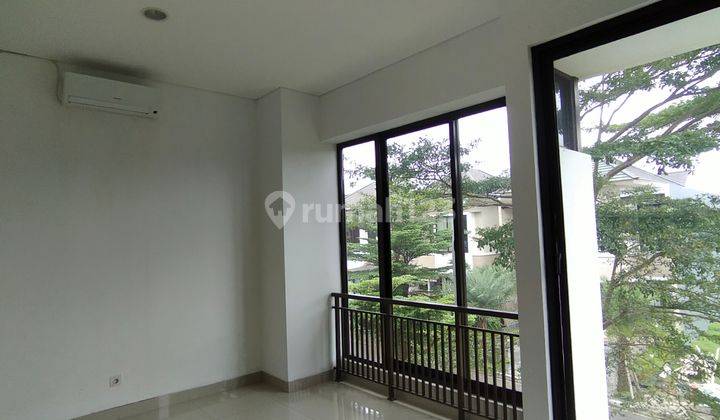 Eminent Rumah Lebar 8 Depan Taman 50juta/ Tahun 12