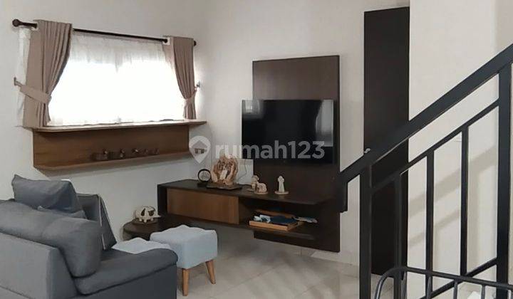 De Latinos Rumah Renovated Furnished Hadap Selatan 1.85m 2