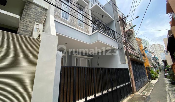 1.9M Tanjung Duren Rumah 3 Lantai Akses 1Mobil Renovated