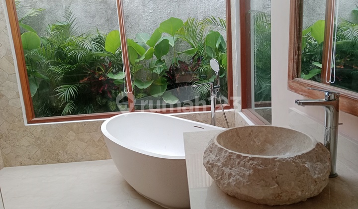 Modern Classic Villa with Rice Field Views, Comfortable Atmosphere Near Ubud