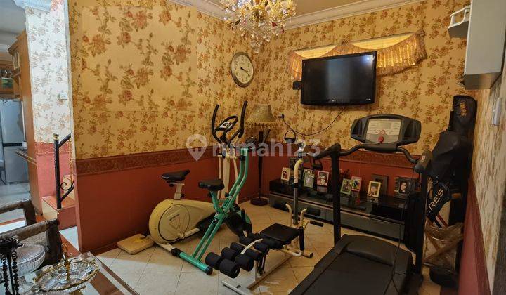 Rumah Bulatan Mewah 2lt Furnished, Siap Huni di Jl. Anggrek Pekanbaru 18