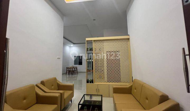 Rumah Bagus Siap Huni , Terdiri Dari 3 Kamar Tidur Dibawah Dan 1 Kamar Pembantu Diatas Ada Ac 3 Unit , Ada Partisi Diruang Tamu Walter Hiter 2 Unit Gorden 3 Set Lokasi Strategis, Tengah Kota Dan Dalam Komplek Perumahan Mewah Semi Furnished Siap Huni 2