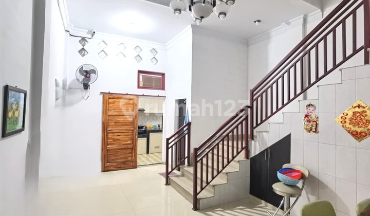 Dijual Ruko 3 Lantai Lokasi Strategis di Jl. Satria