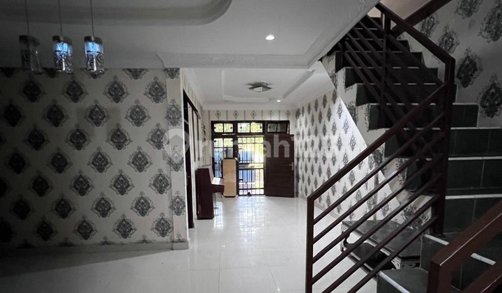 Dijual Rumah 2.5 Lantai di Lokomotif