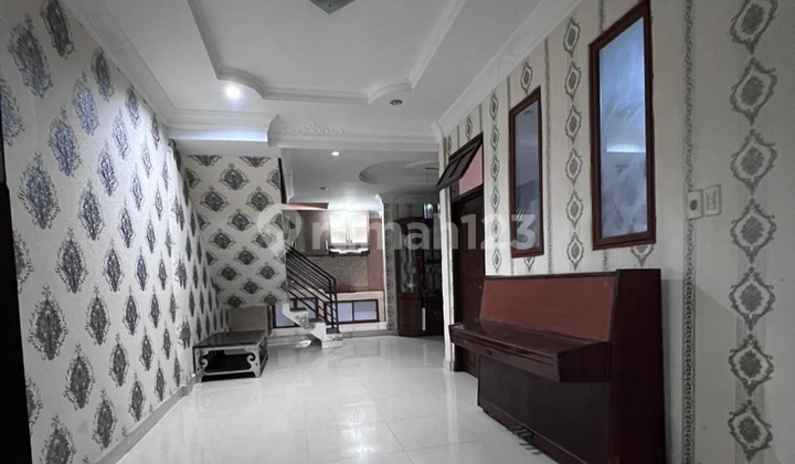 Dijual Rumah 2.5 Lantai di Lokomotif 2
