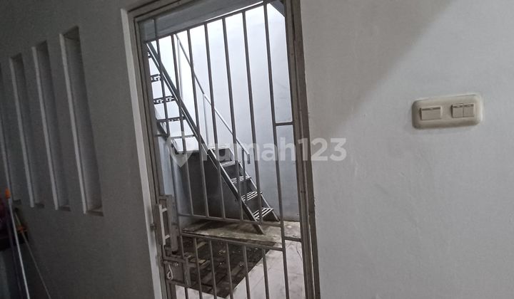 Rental House 01 Floor. Land 90, Location Near Aeon Mall. Close Access to Bitung Toll Road. There are 2 Air Conditioners and 1 Krisbow Heater. 2