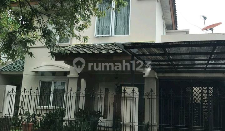 Semi-Furnished House for Sale in BSD. Location Close to Shopping Centers, Hospitals, and Universities.