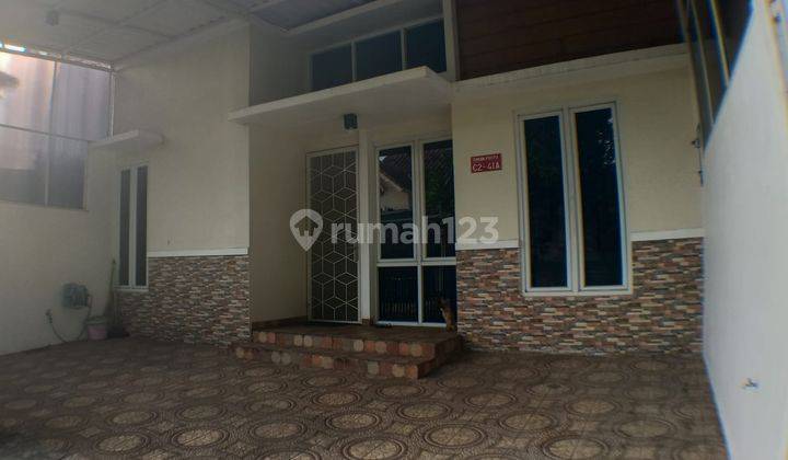 Rumah siap huni&rapi, sudah renov, strategis &berada di kawasan yg nyaman,aman dan rapi. Berada dekat dgn rumah sakit besar, mall2, sekolah2 besar,universitas esa unggul, tempat2 beribadah, ramai dgn tempat2 kuliner.dekat dengan tol bitung. 1