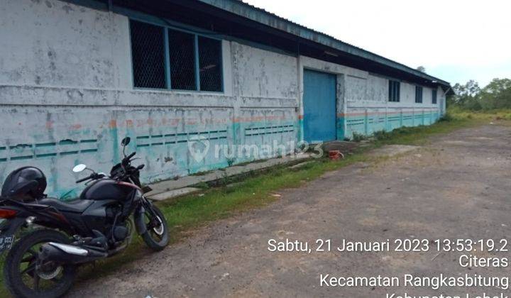 Gudang dijual dgn luas 5 hektar dan luas bangunan 3000 mtr, ex.pabrik sepatu. gudang masih layak pakai, bangunan kokoh dan terawat. Nempel jalan propinsi,akses 40 feed container. Legalitas SHM. 4