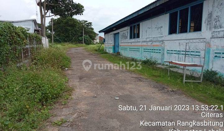 Gudang dijual dgn luas 5 hektar dan luas bangunan 3000 mtr, ex.pabrik sepatu. gudang masih layak pakai, bangunan kokoh dan terawat. Nempel jalan propinsi,akses 40 feed container. Legalitas SHM. 3