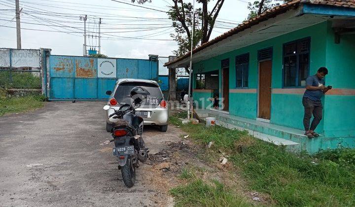 Gudang dijual dgn luas 5 hektar dan luas bangunan 3000 mtr, ex.pabrik sepatu. gudang masih layak pakai, bangunan kokoh dan terawat. Nempel jalan propinsi,akses 40 feed container. Legalitas SHM. 5