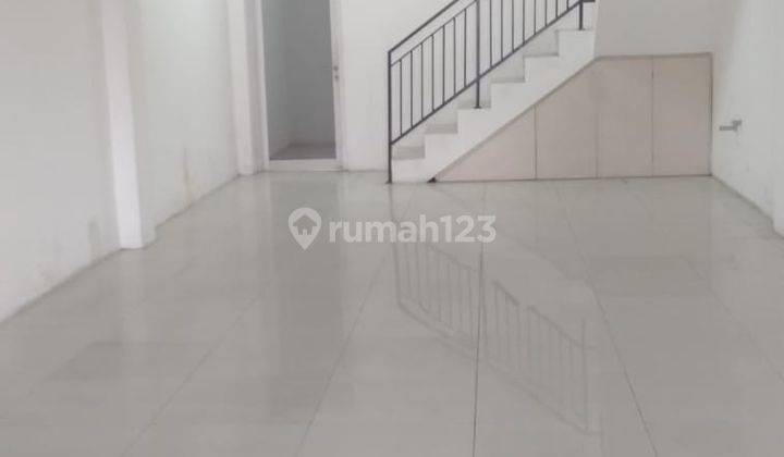 Ruko dijual siap pakai dgn luas tanah 99 mtr, luas bangunan 106 mtr. Terletak dipinggir jalan raya. Dekat sekali dgn perumahan citra raya, dan universitas esa unggul dan mall. kawasan bebas banjir. Surat HGB. 2