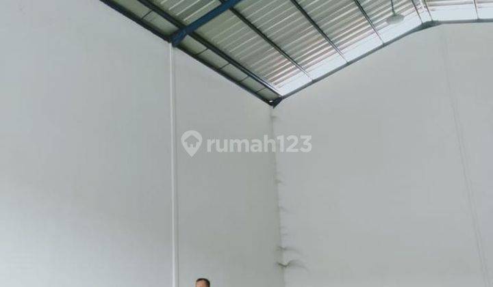 Gudang siap pakai terletak di dalam kawasan pergudangan.lokasi strategis dan bebas banjir. 2