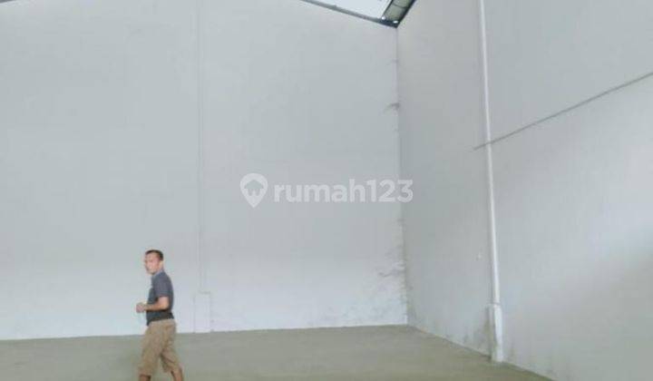Gudang siap pakai terletak di dalam kawasan pergudangan.lokasi strategis dan bebas banjir. 3