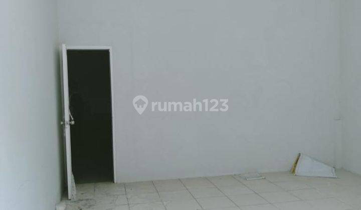 Gudang siap pakai terletak di dalam kawasan pergudangan.lokasi strategis dan bebas banjir. 4