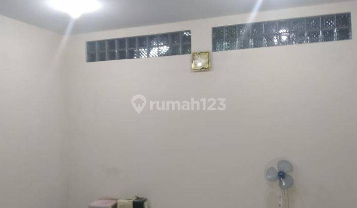 Rumah dijual siap huni yang berada di cluster perumahan yg elite dgn security keamanan 24 jam. Lingkungan yg nyaman, bersih, tenang dan bebas banjir. 2