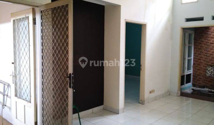 Rumah dijual siap huni 1 1/4 lantai. Kawasan strategis dgn lingkungan nyaman,bersih dan aman. Dekat dgn bus trans terminal,.dekat dgn universitas esa unggul dan sekolah2 swasta,mall. 2