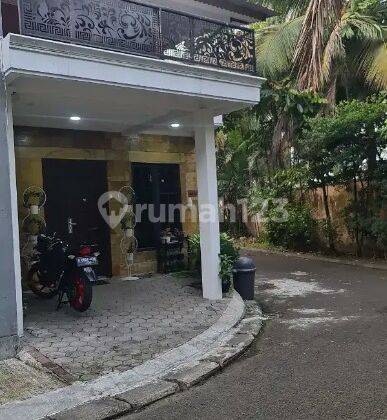 Dijual cepat rumah 2 lantai semi furnished. Lokasi bagus dan bebas banjir. Perumahan dilengkapi dgn fasilitas yg lengkap. Surat SHM.  1