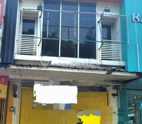 Ruko Disewakan 2 Lantai. Lokasi Strategis Dan Berada Di Jalan Utama. 