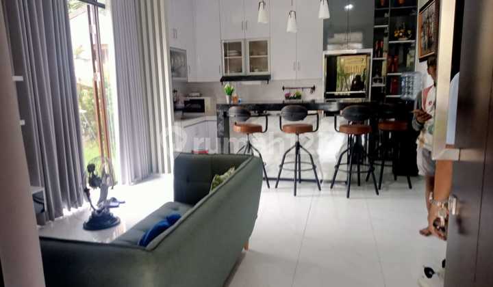 Rumah Bagus 2 Lantai Full Furnished Ada 5 Unit Ac. Rumah Rapi, Cantik, Dgn Peralatan Furnished Bagus. Lokasi Strategis Bebas Banjir, Akses Tol Dekat. 2