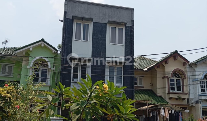 Rumah 3 Lantai Di Cluster Kebayoran Lama Jakarta Selatan