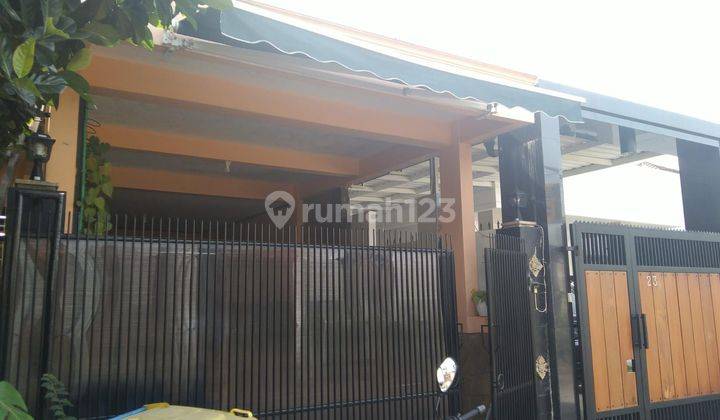 Rumah terawat 2 Lantai Bagus di komplek  Camar 1