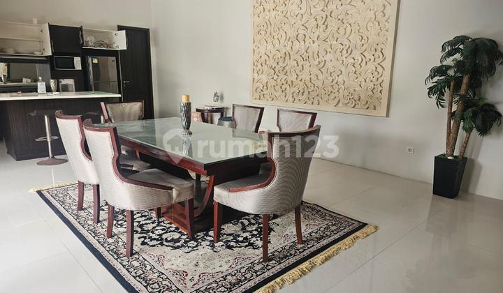 VILLA 3 BEDROOMS CANTIK DAN MINIMALIS DI MUMBUL, NUSA DUA