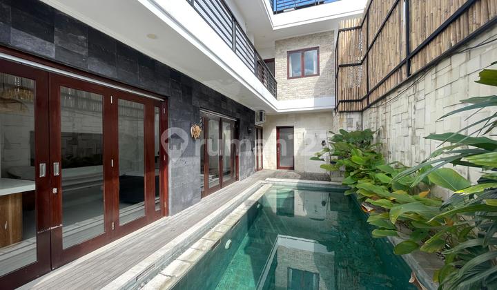 VILLA MODERN TROPICAL 3 BEDROOMS DI LOKASI PREMIUM KEROBOKAN