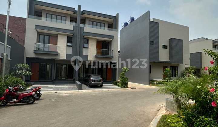 Rumah 3 Lantai Baru di Arteri Kelapa Dua, Kebon Jeruk, Jakarta Barat Rumah 3 Lantai Baru di Arteri Kelapa Dua, Kebon Jeruk, Jakarta Barat